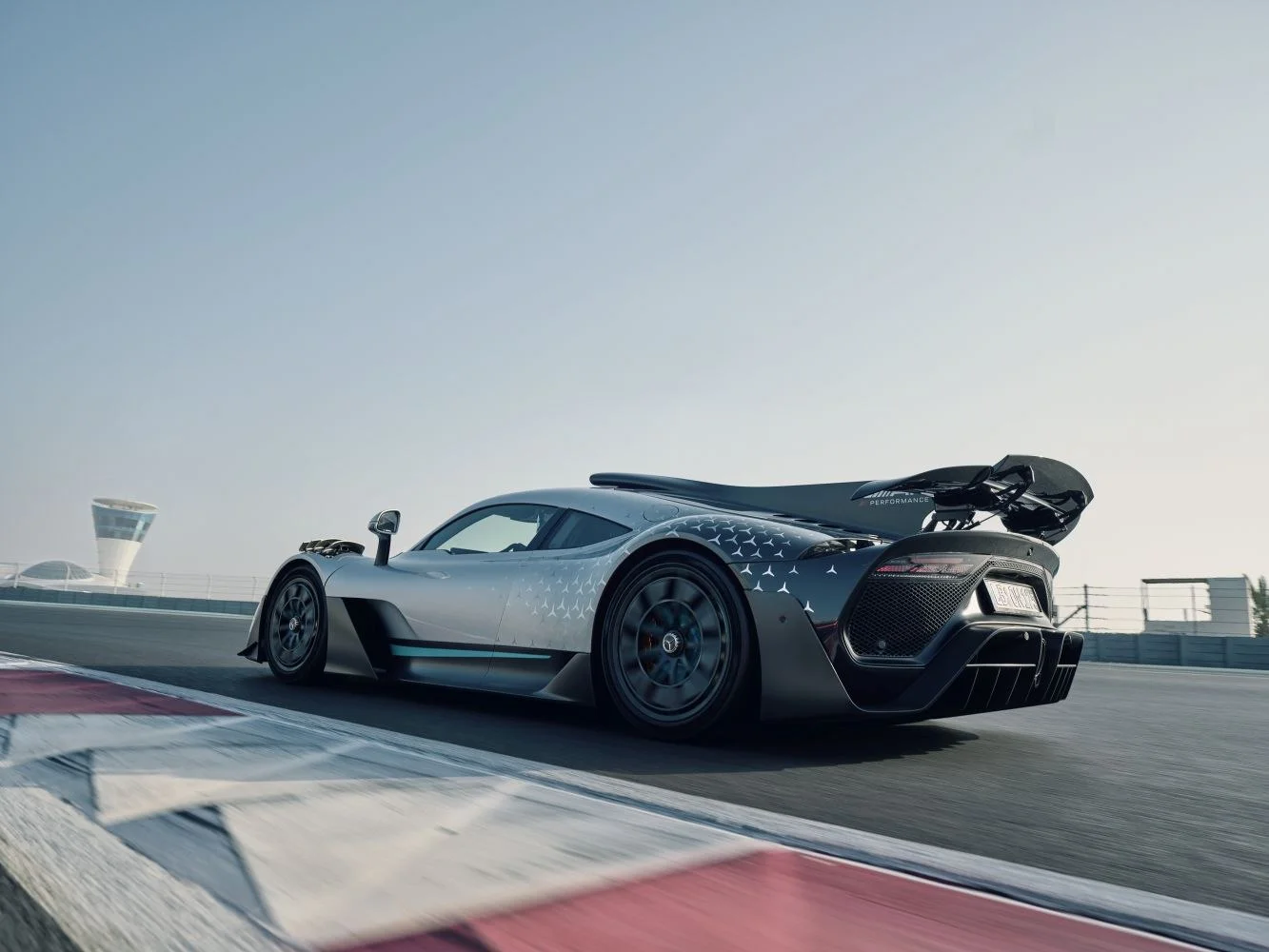 Mercedes-Benz AMG ONE 1.6 V6 E PERFORMANCE (1063 Hp) Plug-in Hybrid 4MATIC+2022 - thumbnail 2