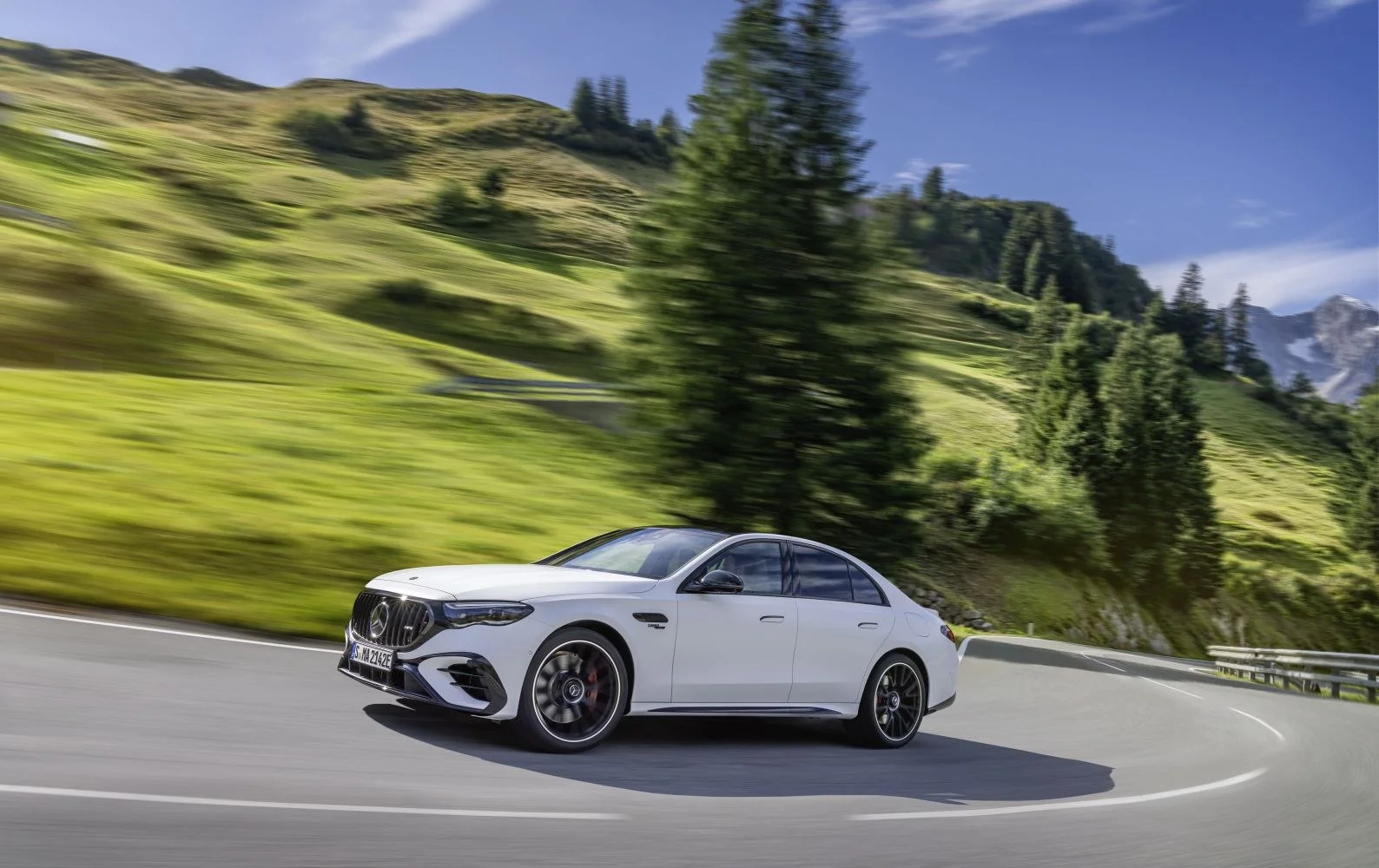 Mercedes-Benz E-class AMG E 53 (585 Hp) Plug-in Hybrid 4MATIC+ AMG SPEEDSHIFT TCT 9G2024 - thumbnail 2