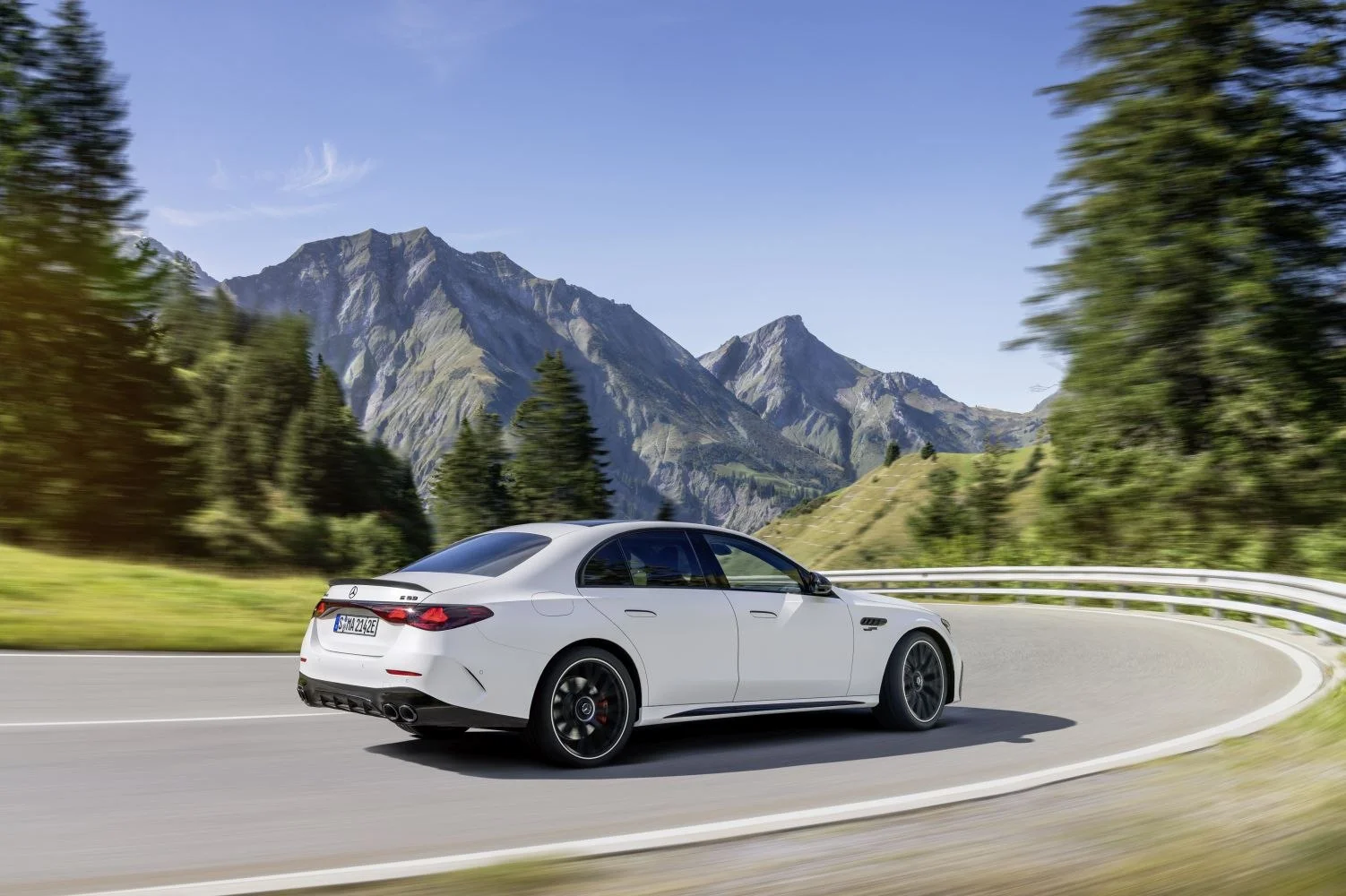 Mercedes-Benz E-class AMG E 53 (585 Hp) Plug-in Hybrid 4MATIC+ AMG SPEEDSHIFT TCT 9G2024 - thumbnail 3