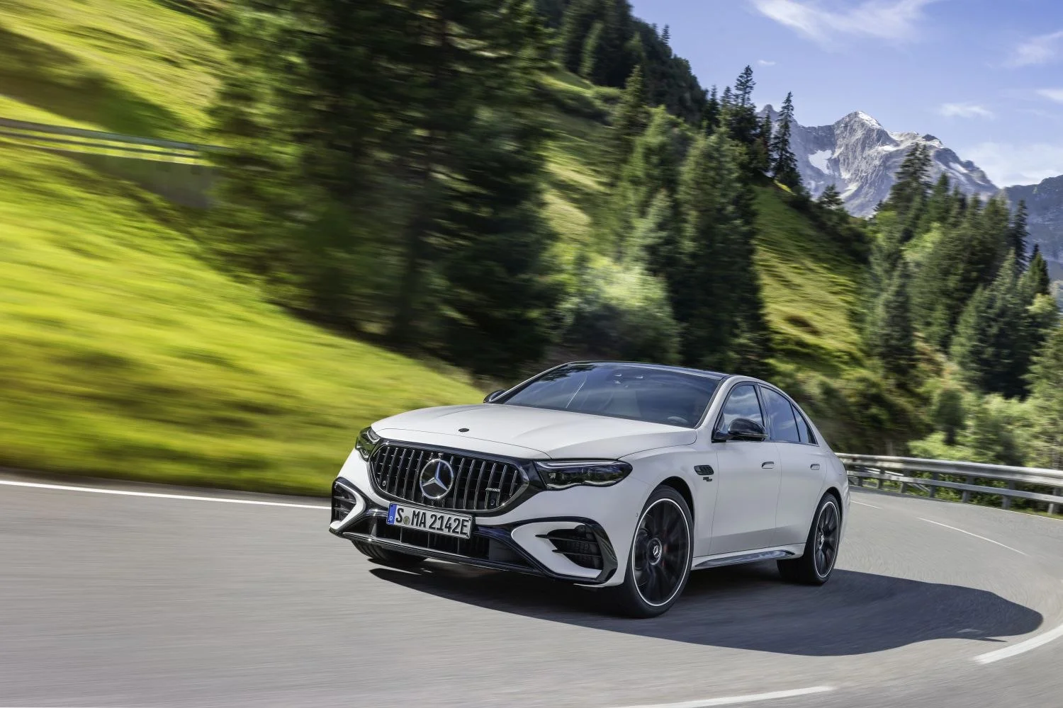 Mercedes-Benz E-class AMG E 53 (585 Hp) Plug-in Hybrid 4MATIC+ AMG SPEEDSHIFT TCT 9G2024 - thumbnail 4