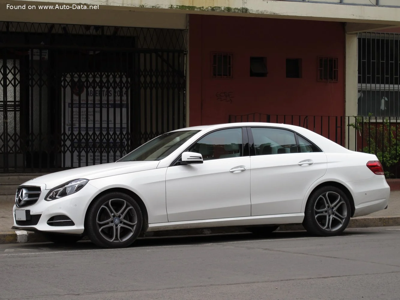 Mercedes-Benz E-class AMG E 63 S V8 (585 Hp) 4MATIC AMG SPEEDSHIFT MCT2013 - 2016 thumbnail 9
