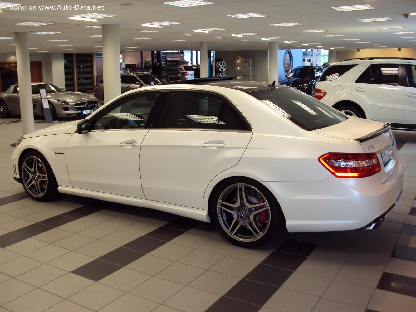 Mercedes-Benz E-class AMG E 63 V8 (525 Hp) AMG SPEEDSHIFT MCT2009 - 2011 thumbnail 2