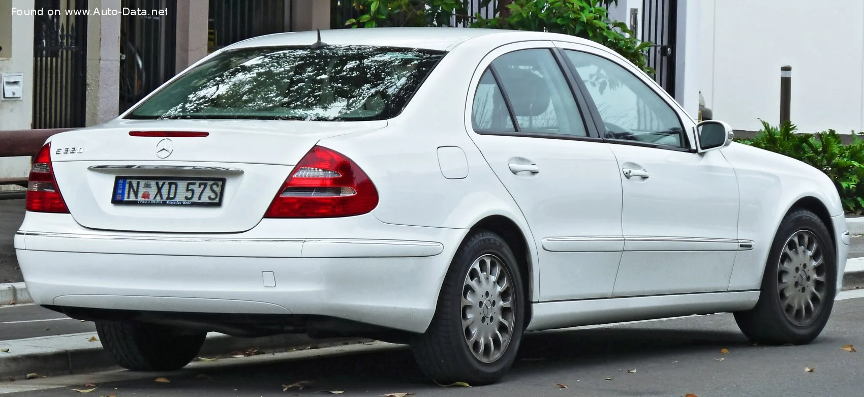 Mercedes-Benz E-class AMG E 55 V8 (476 Hp) 5G-TRONIC2002 - 2006 thumbnail 10