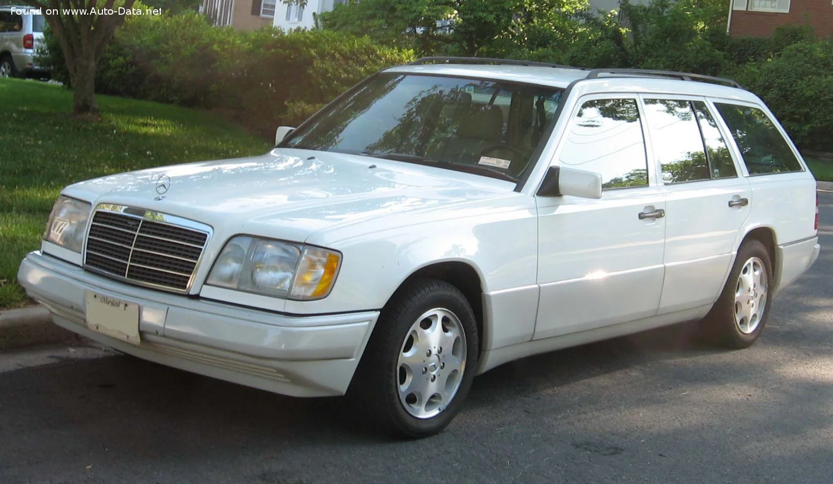 Mercedes-Benz E-class AMG E 36 T (272 Hp) 4G-TRONIC1993 - 1996 thumbnail 5