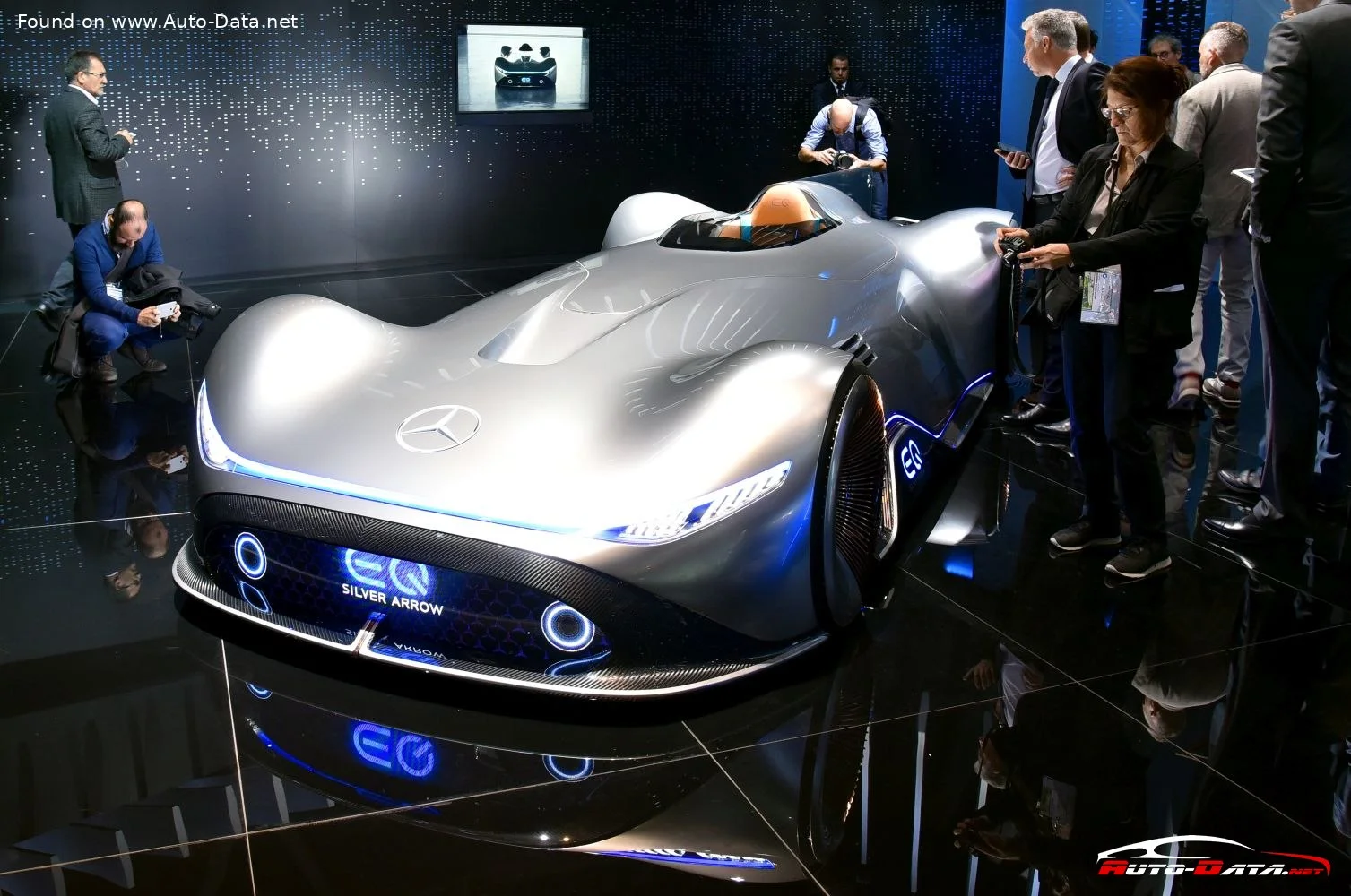 Mercedes-Benz EQ Mercedes-Benz Vision EQ Silver Arrow thumbnail 4