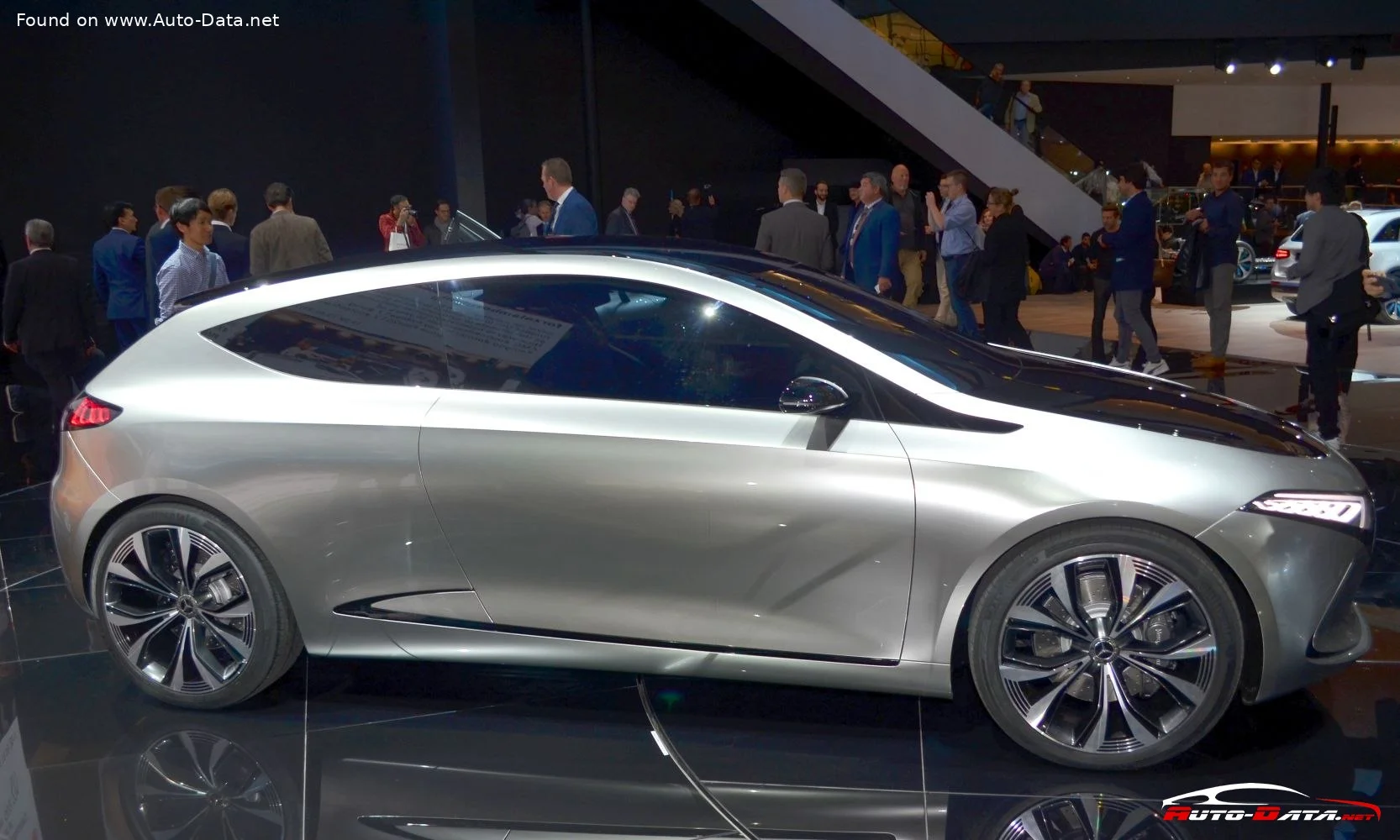 Mercedes-Benz EQA Mercedes-Benz EQA Concept thumbnail 4