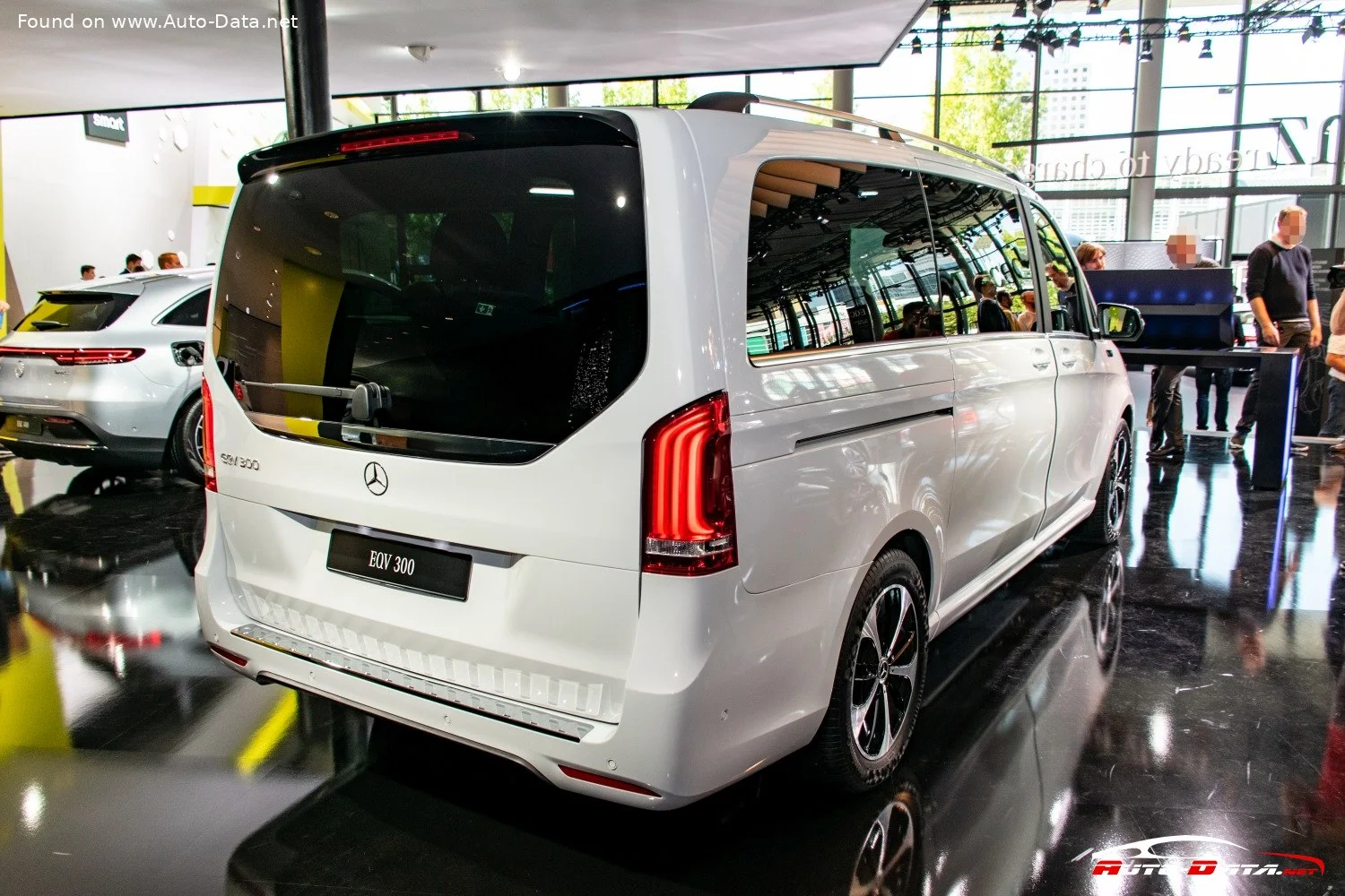 Mercedes-Benz EQV Mercedes-Benz EQV Concept thumbnail 2