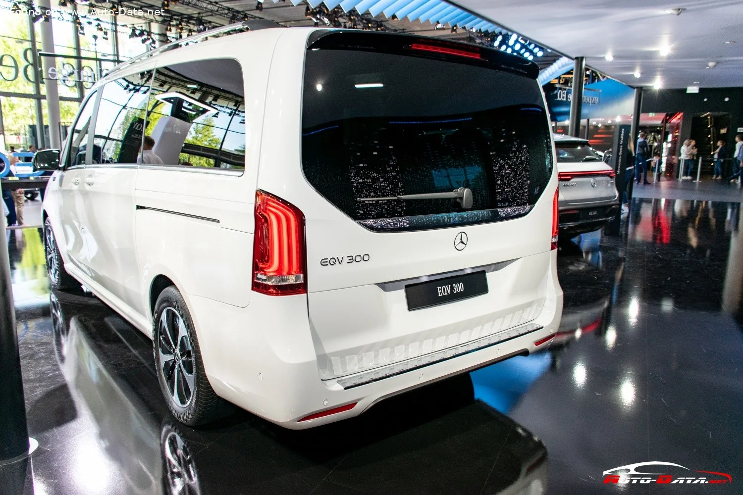 Mercedes-Benz EQV Mercedes-Benz EQV Concept thumbnail 3