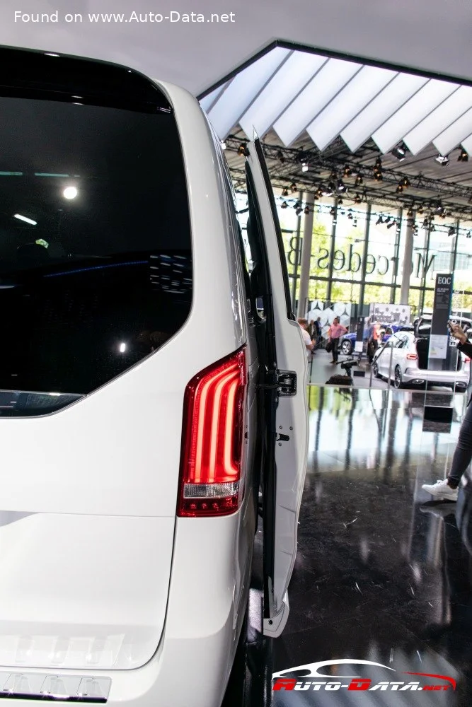 Mercedes-Benz EQV Mercedes-Benz EQV Concept thumbnail 6
