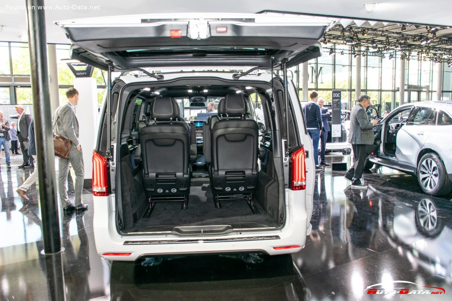 Mercedes-Benz EQV Mercedes-Benz EQV Concept thumbnail 8