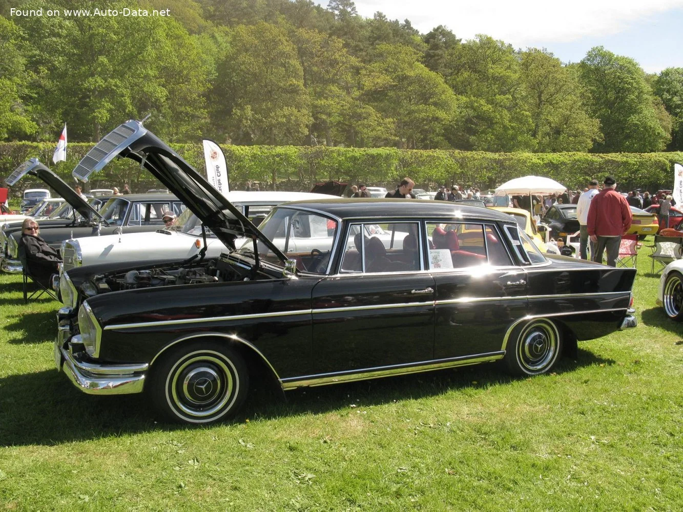 Mercedes-Benz Fintail 300 SE (160 Hp)1961 - 1964 thumbnail 2