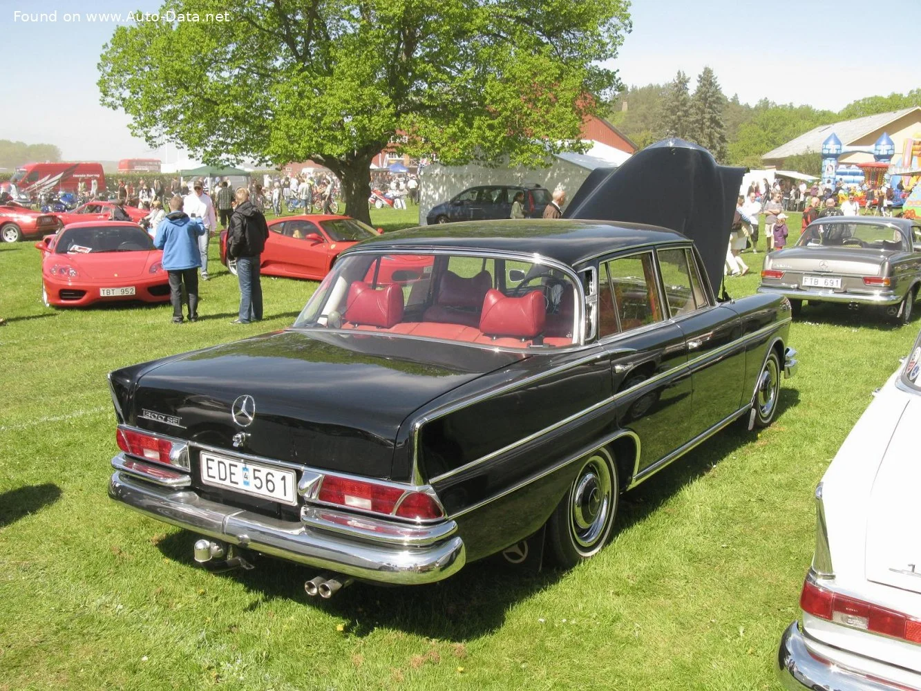 Mercedes-Benz Fintail 300 SE (160 Hp)1961 - 1964 thumbnail 3