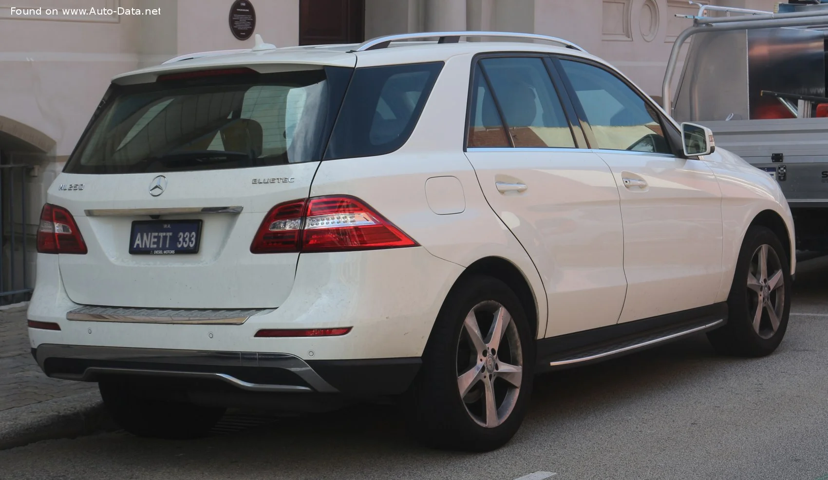 Mercedes-Benz M-class AMG ML 63 V8 (523 Hp) 4MATIC SPEEDSHIFT G-TRONIC2012 - 2015 thumbnail 2