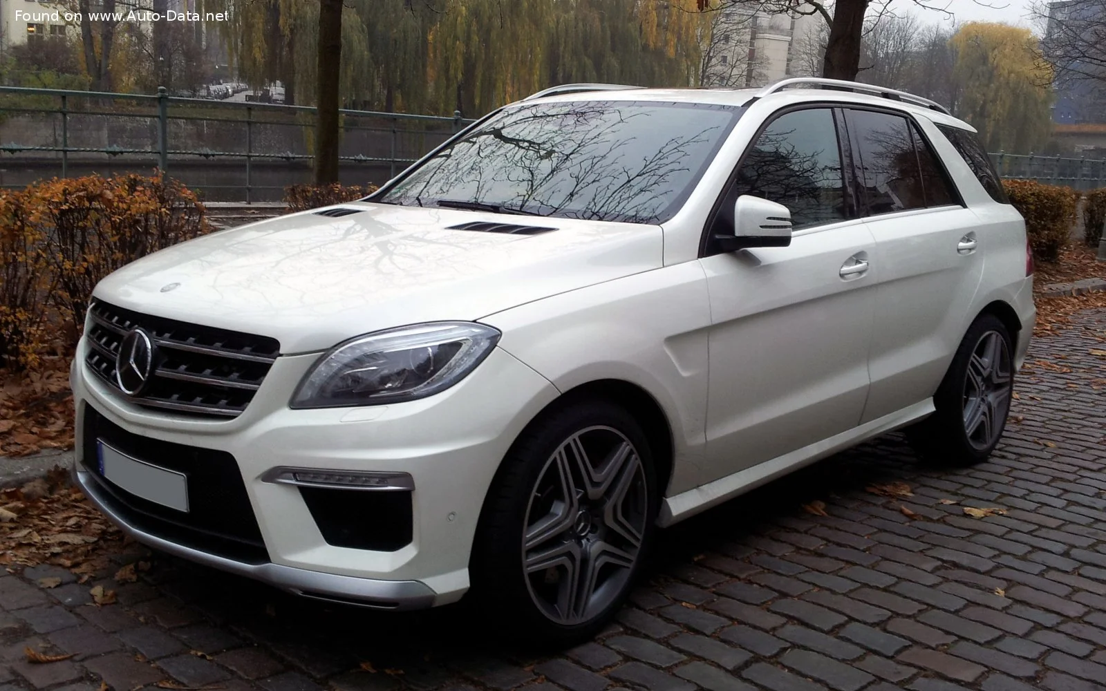 Mercedes-Benz M-class AMG ML 63 V8 (523 Hp) 4MATIC SPEEDSHIFT G-TRONIC2012 - 2015 thumbnail 16