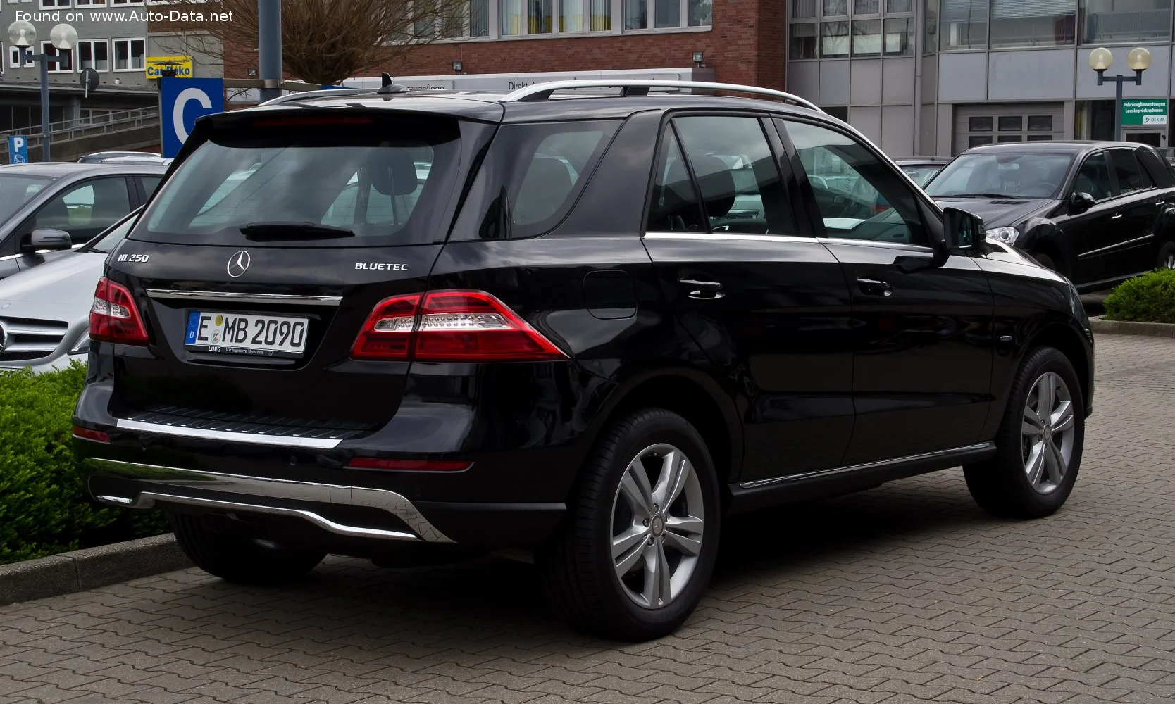 Mercedes-Benz M-class AMG ML 63 V8 (523 Hp) 4MATIC SPEEDSHIFT G-TRONIC2012 - 2015 thumbnail 6