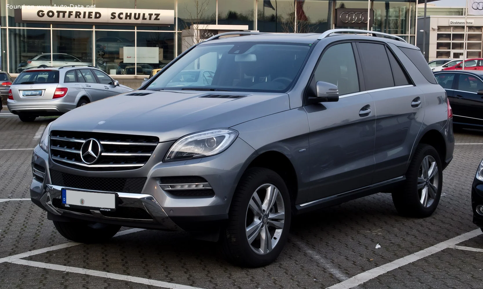 Mercedes-Benz M-class AMG ML 63 V8 (523 Hp) 4MATIC SPEEDSHIFT G-TRONIC2012 - 2015 thumbnail 9