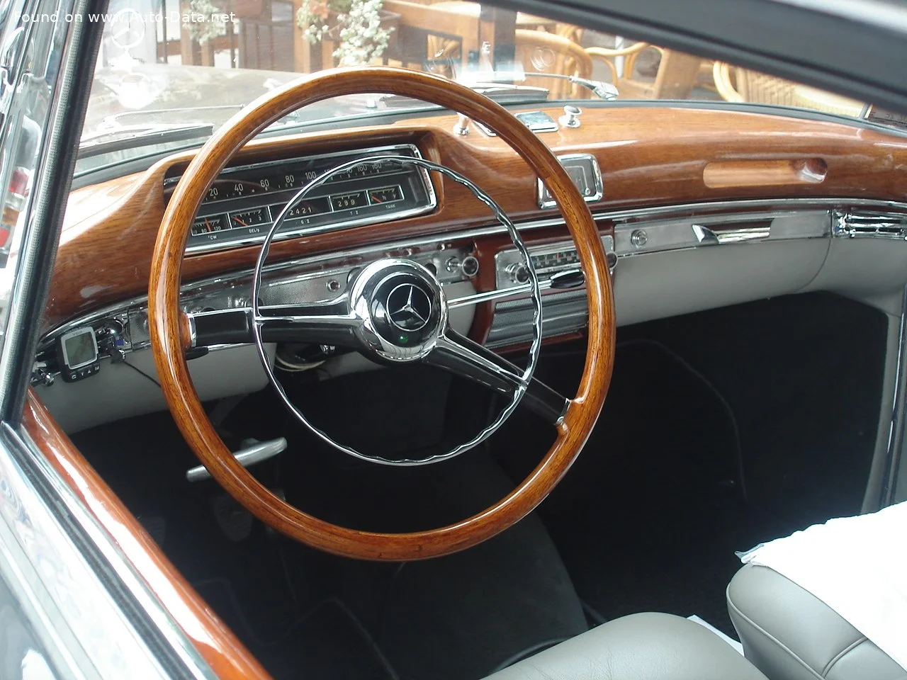 Mercedes-Benz Ponton 220 SE (115 Hp)1958 - 1959 thumbnail 7