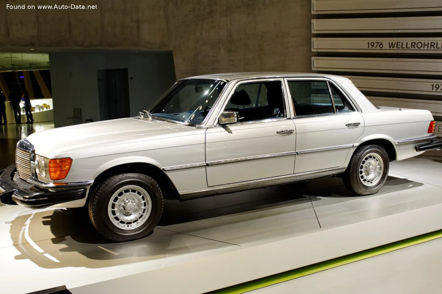 Mercedes-Benz S-class 280 SEL (177 Hp)1976 - 1978 thumbnail 2