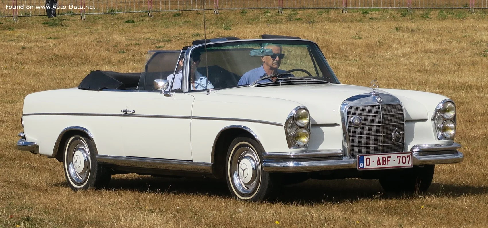 Mercedes-Benz W112 300 SE (160 Hp)1962 - 1964 thumbnail 2