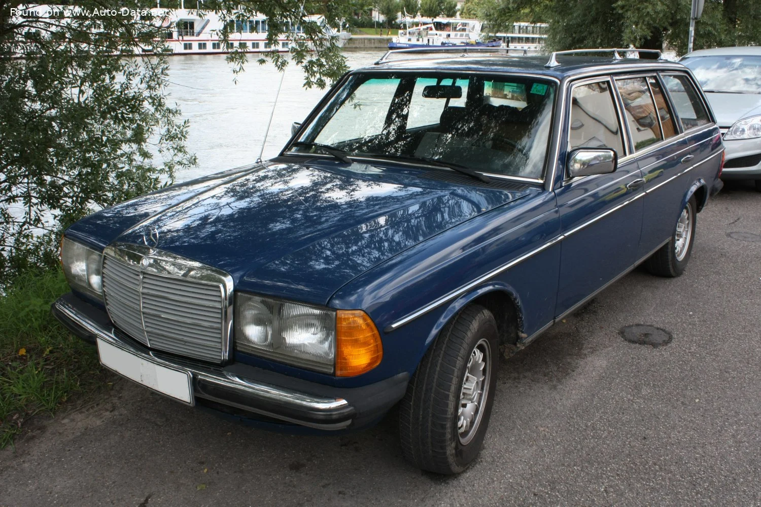 Mercedes-Benz W123 200 T (101 Hp)1980 - 1985 thumbnail 12