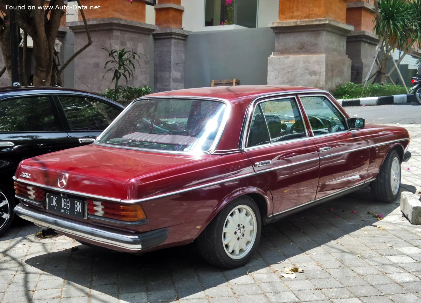 Mercedes-Benz W123 200 (109 Hp)1979 - 1985 thumbnail 6