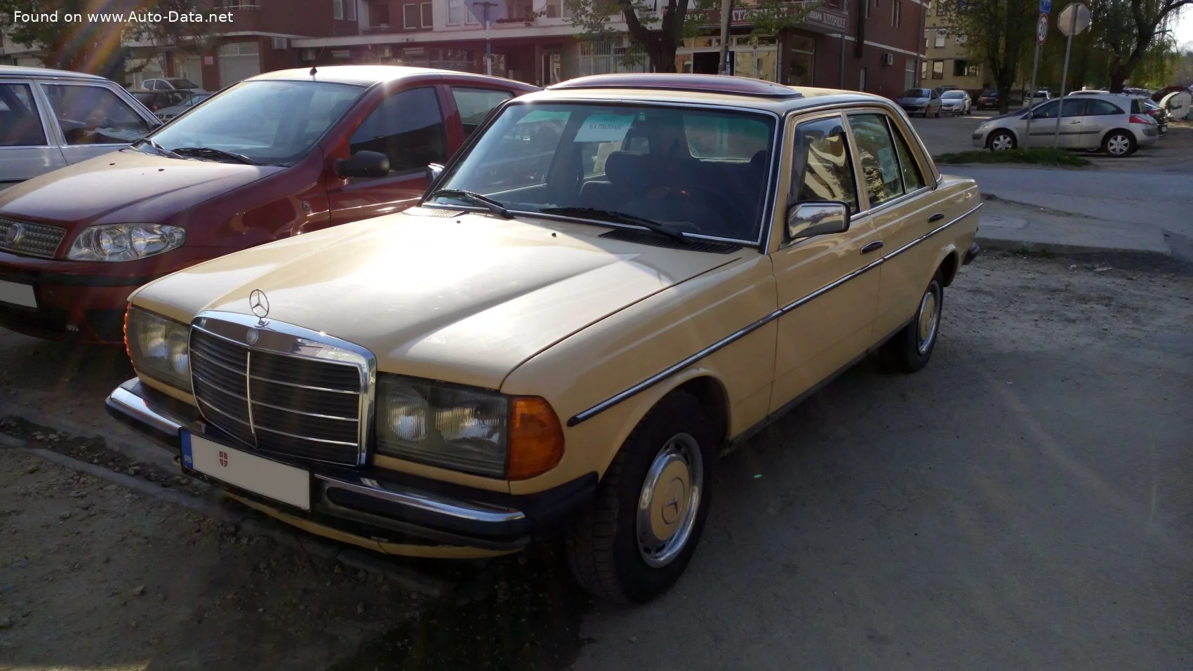 Mercedes-Benz W123 200 (109 Hp)1979 - 1985 thumbnail 7
