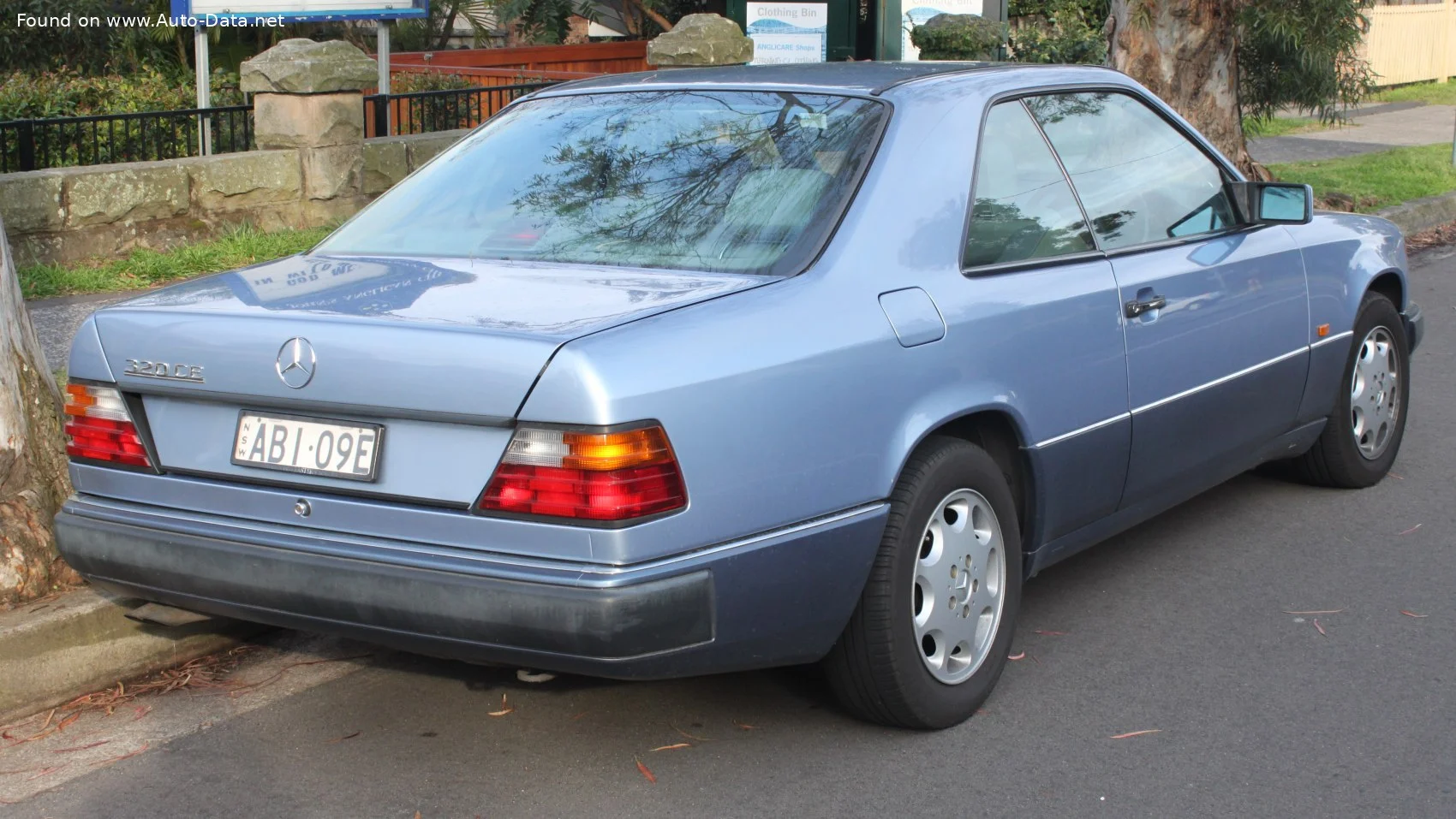 Mercedes-Benz W124 200 CE (122 Hp)1990 - 1992 thumbnail 2