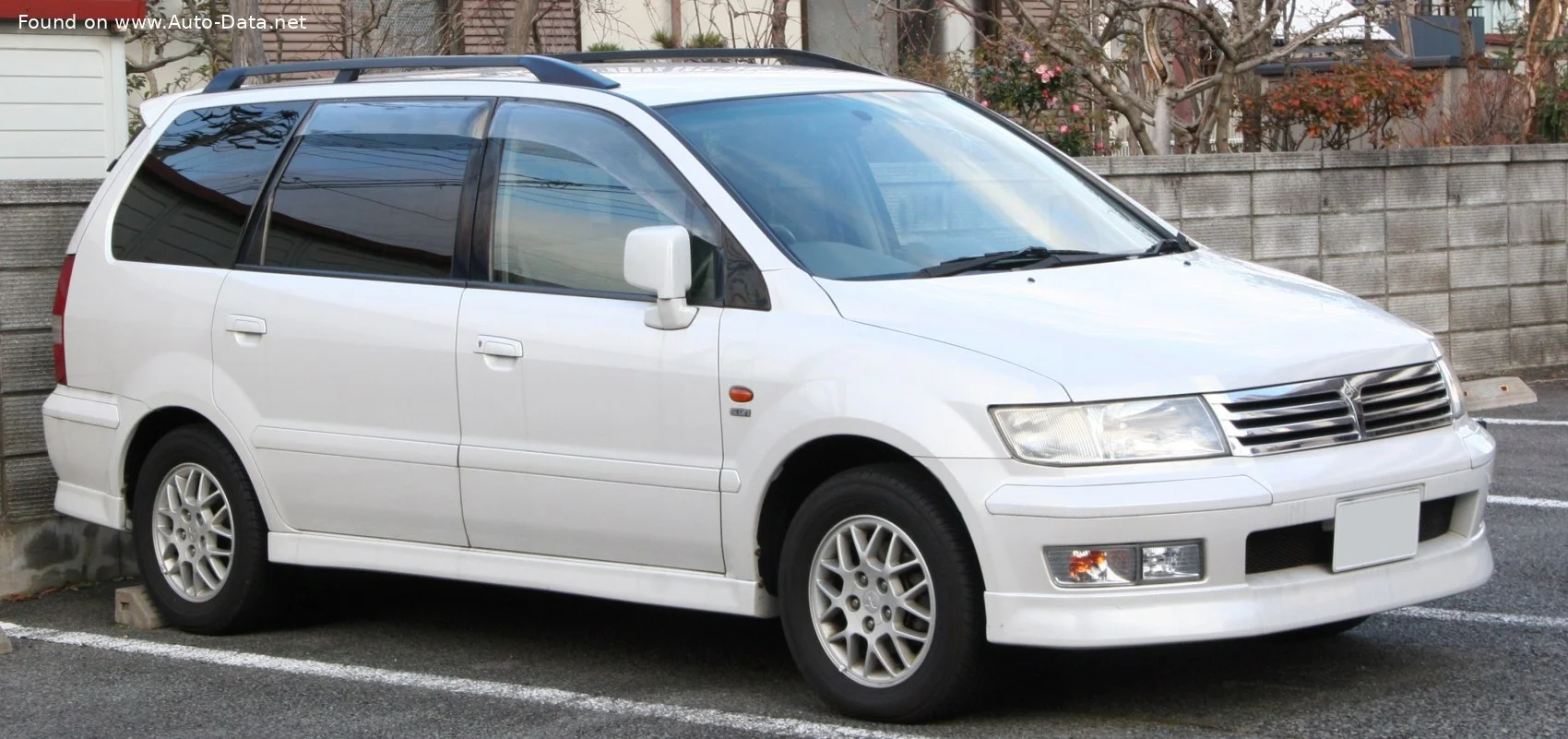 Mitsubishi Chariot 2.3 i 16V GDI (150 Hp)1997 - 2003 - 1