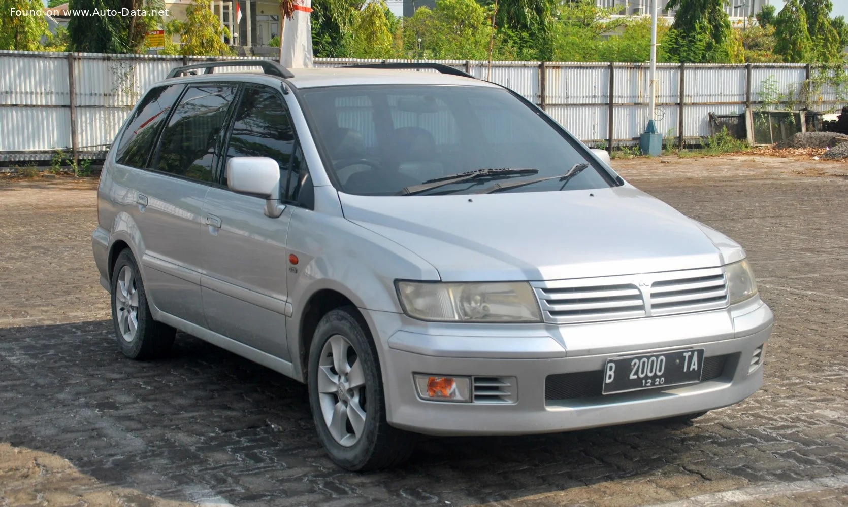 Mitsubishi Chariot 2.3 i 16V GDI (150 Hp)1997 - 2003 thumbnail 2