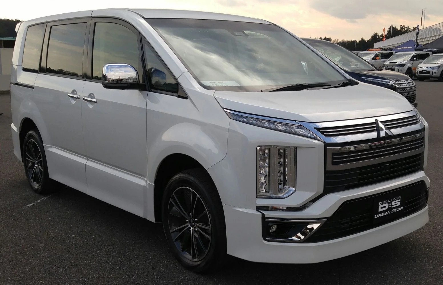 Mitsubishi Delica 2.3 DI-D (145 Hp) 4WD Automatic2019 - - 1