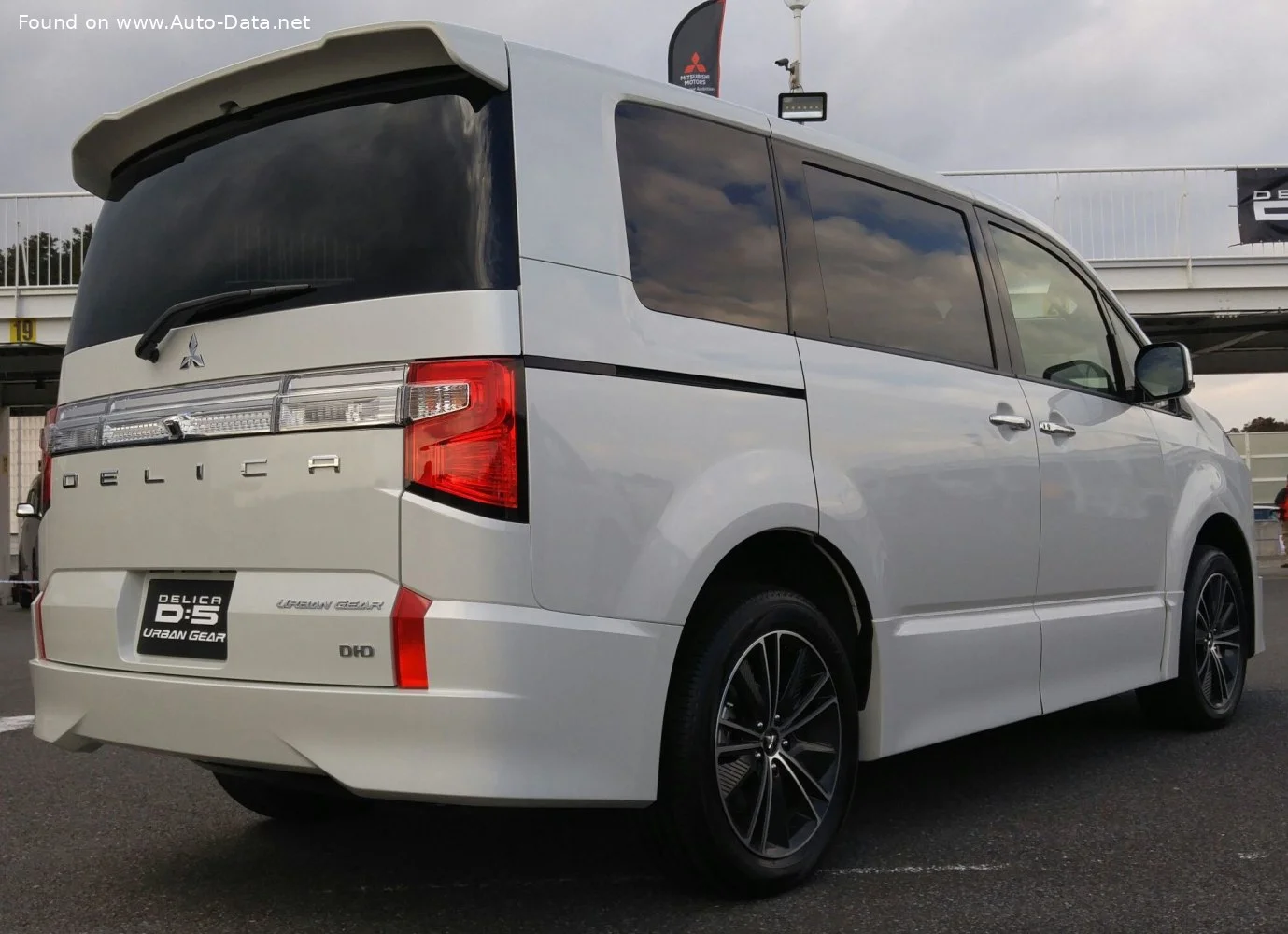Mitsubishi Delica 2.3 DI-D (145 Hp) 4WD Automatic2019 - thumbnail 2