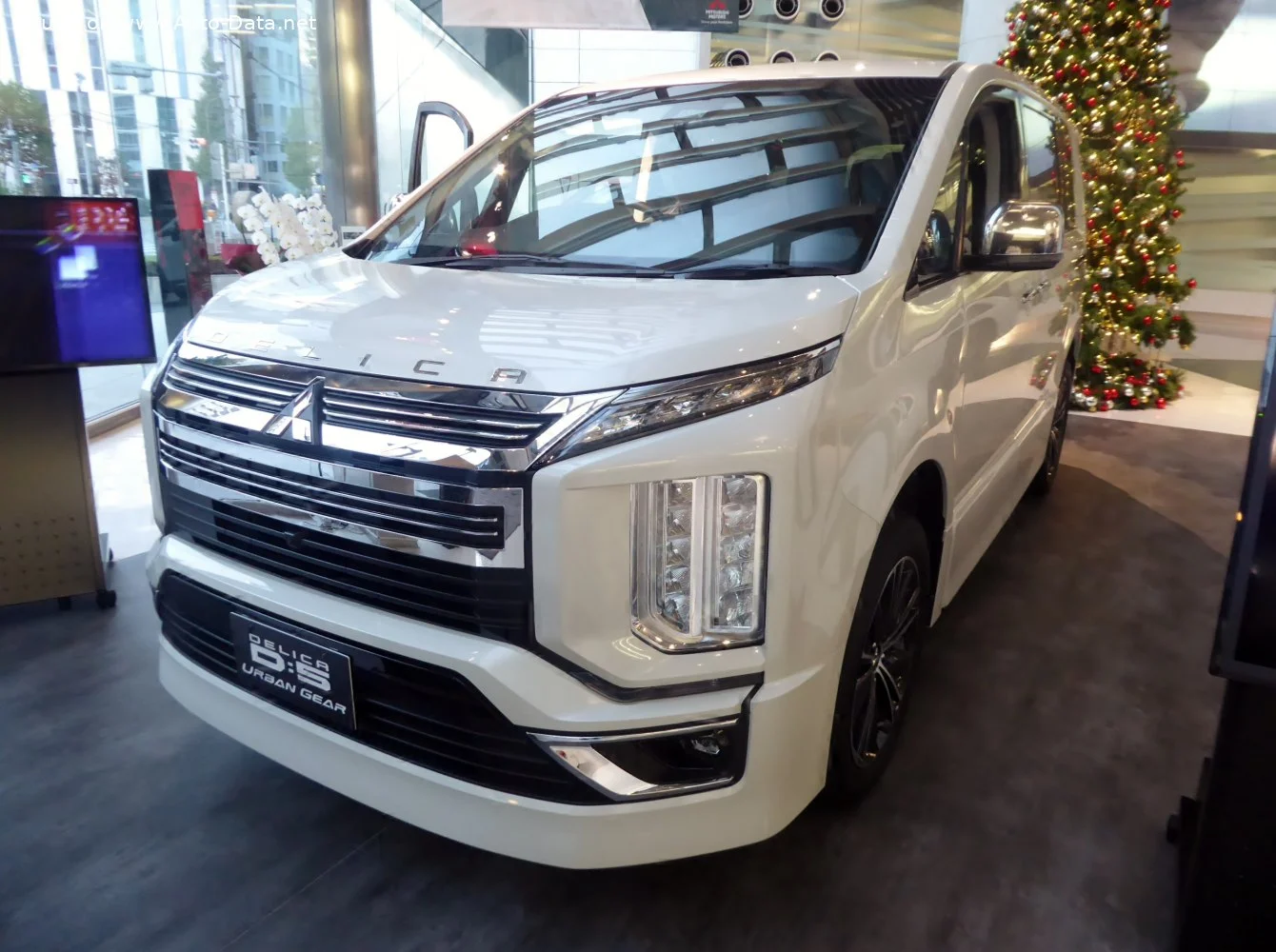 Mitsubishi Delica 2.3 DI-D (145 Hp) 4WD Automatic2019 - thumbnail 3