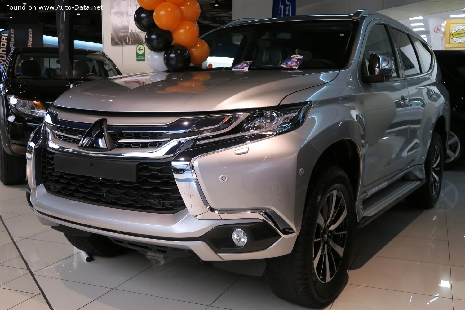 Mitsubishi Montero Sport 2.4 MIVEC (181 Hp)2015 - 2019 thumbnail 2