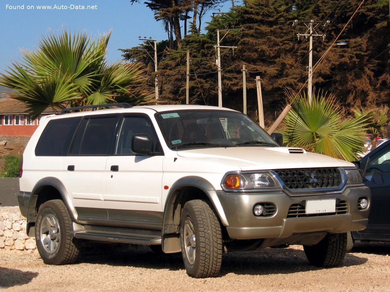 Mitsubishi Montero Sport 2.5 TD (115 Hp)2000 - 2006 thumbnail 2