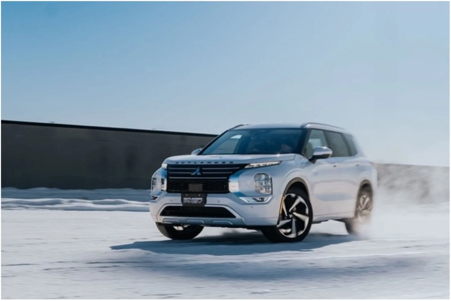 Mitsubishi Outlander 2.4 MIVEC (306 Hp) Plug-in Hybrid 4WD Automatic2024 - thumbnail 2