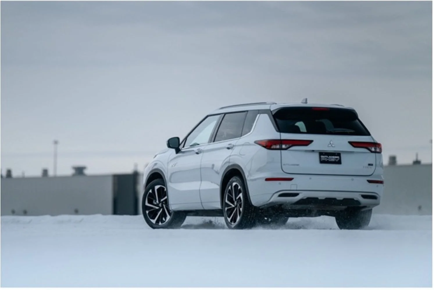 Mitsubishi Outlander 2.4 MIVEC (306 Hp) Plug-in Hybrid 4WD Automatic2024 - thumbnail 3