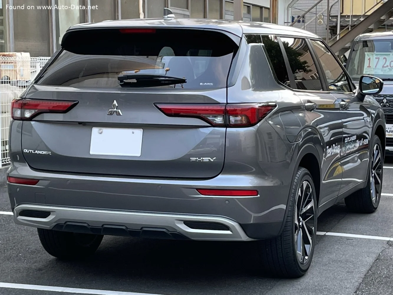 Mitsubishi Outlander 2.4 MIVEC (252 Hp) Plug-in Hybrid 4WD2021 - 2024 thumbnail 2