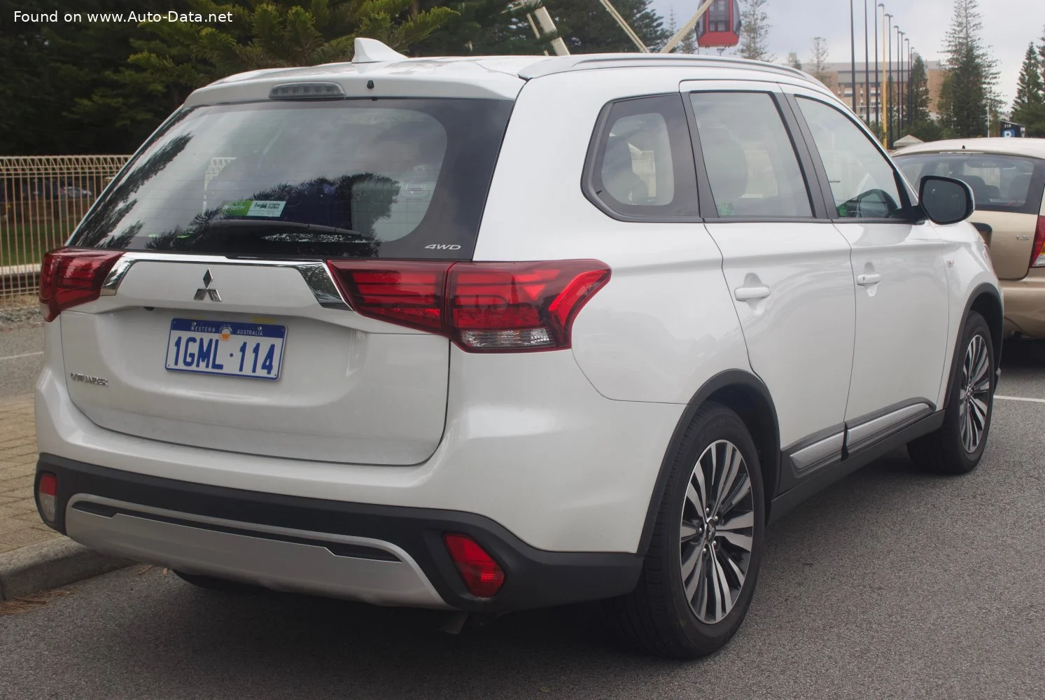 Mitsubishi Outlander 2.0 MIVEC (150 Hp) 4WD CVT2019 - 2021 thumbnail 3