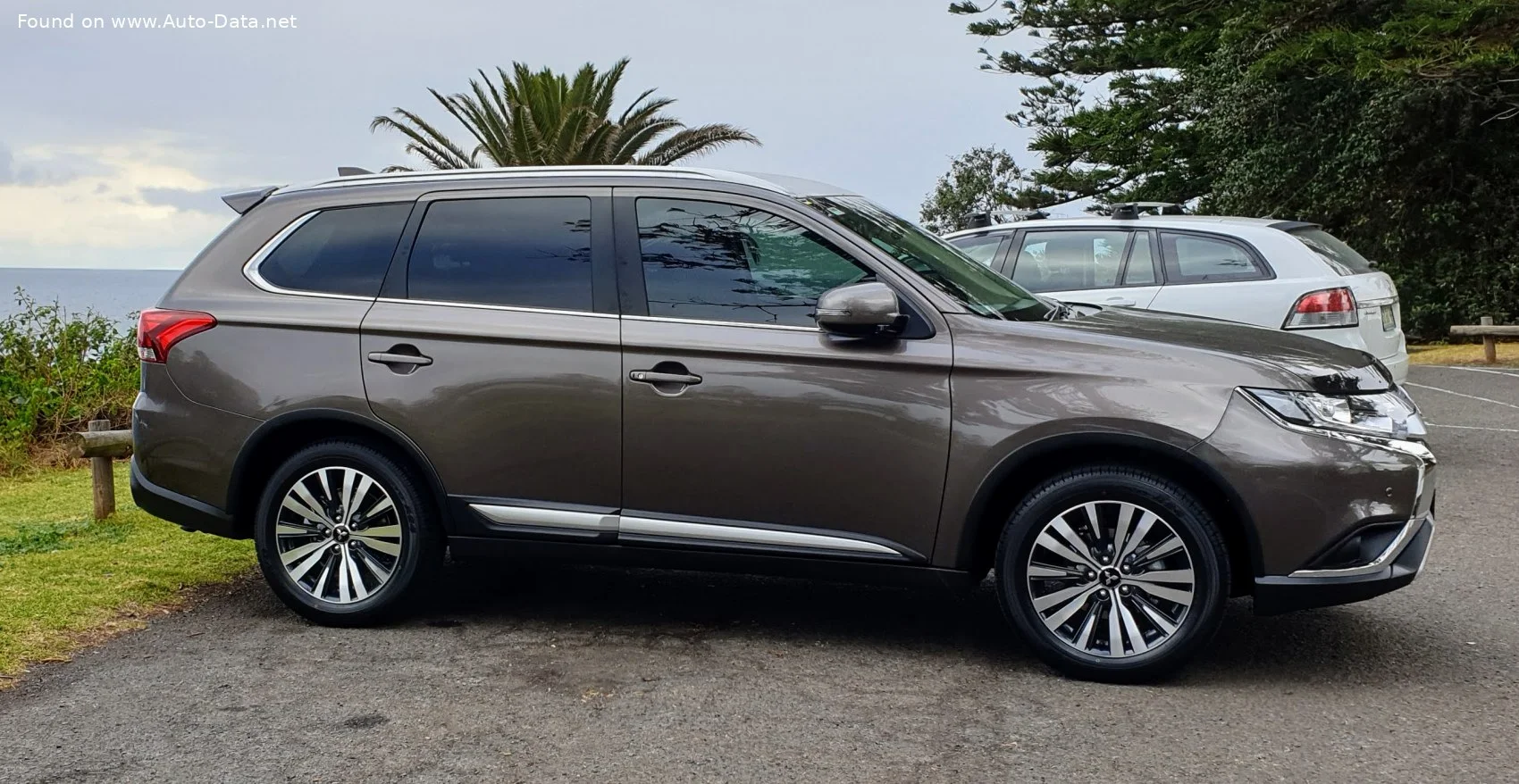 Mitsubishi Outlander 2.0 MIVEC (150 Hp) 4WD CVT2019 - 2021 thumbnail 9