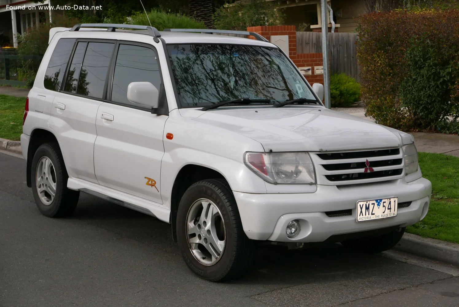 Mitsubishi Pajero 1.8 i 16V GDI 4WD (5 dr) (160 Hp)1998 - 2005 thumbnail 2