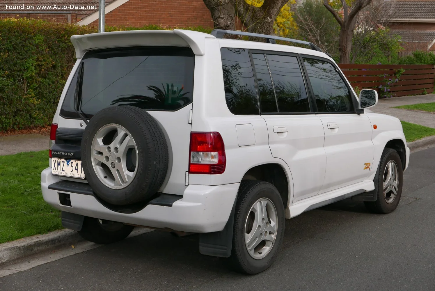 Mitsubishi Pajero 1.8 i 16V GDI 4WD (5 dr) (160 Hp)1998 - 2005 thumbnail 3