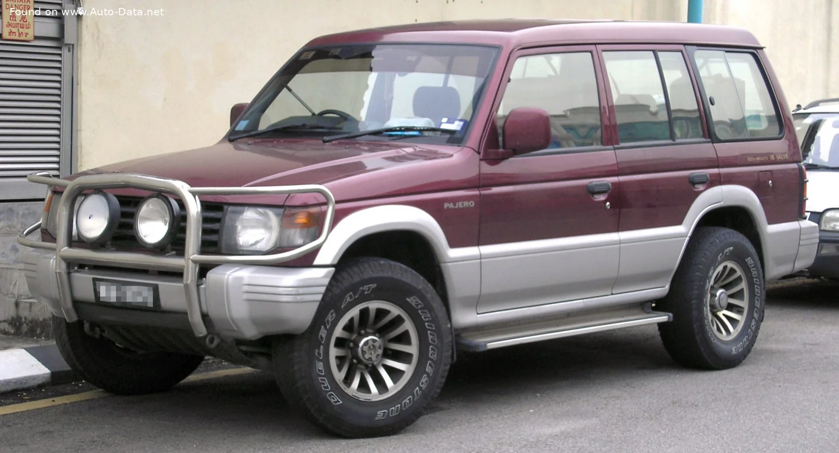 Mitsubishi Pajero 2.4i (147 Hp)1991 - 1999 thumbnail 3