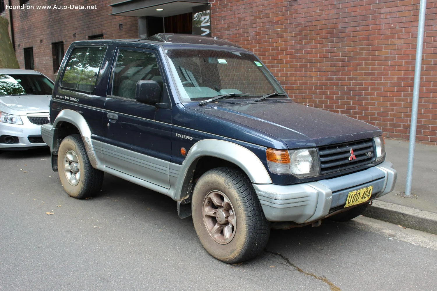 Mitsubishi Pajero 2.5 TD GL (99 Hp)1992 - 1999 thumbnail 3