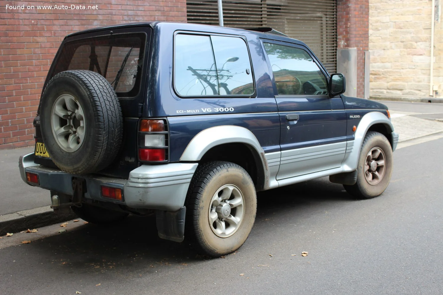 Mitsubishi Pajero 2.5 TD GL (99 Hp)1992 - 1999 thumbnail 4
