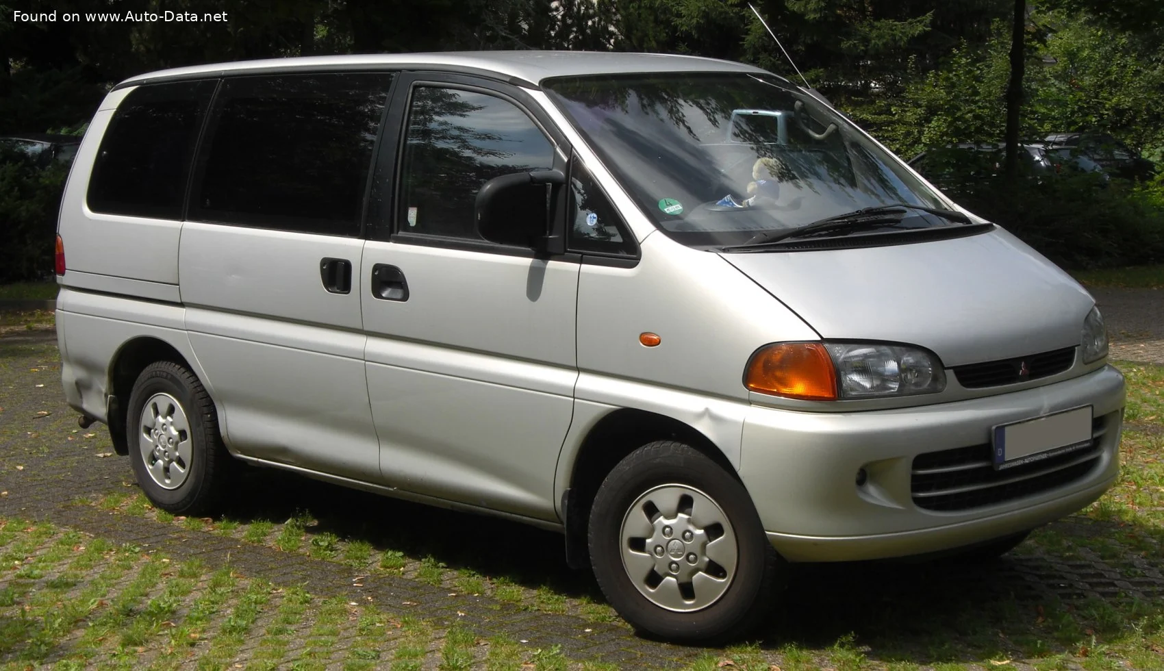 Mitsubishi Space Gear 2.0 i 16V GL (113 Hp)1997 - 2000 thumbnail 2