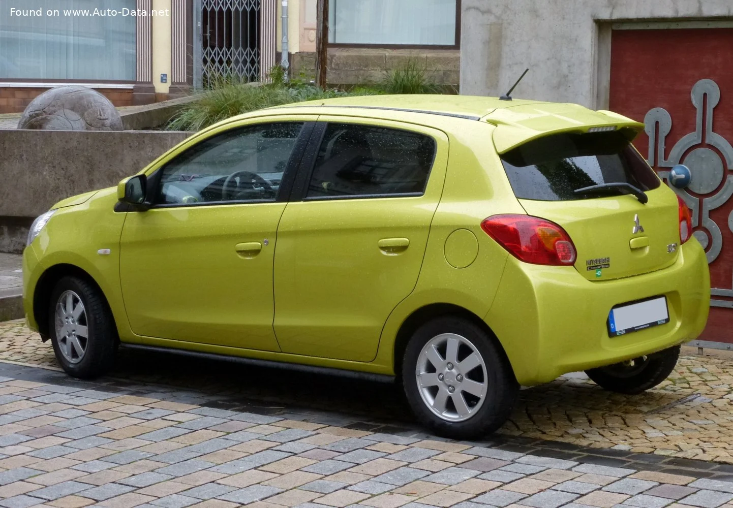 Mitsubishi Space Star 1.0 (71 Hp)2013 - 2015 thumbnail 2