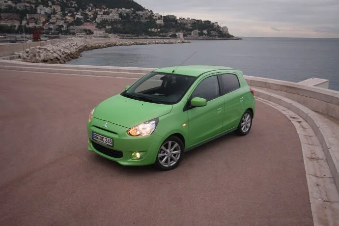 Mitsubishi Space Star 1.0 (71 Hp)2013 - 2015 thumbnail 12