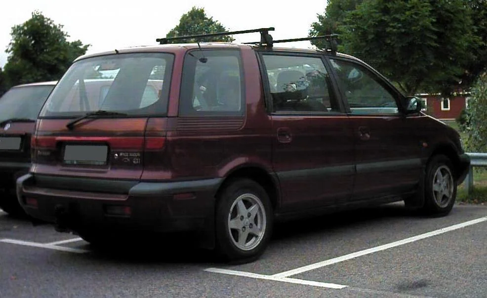 Mitsubishi Space Wagon 1.8 4x4 (N41W) (122 Hp)1991 - 1998 thumbnail 2