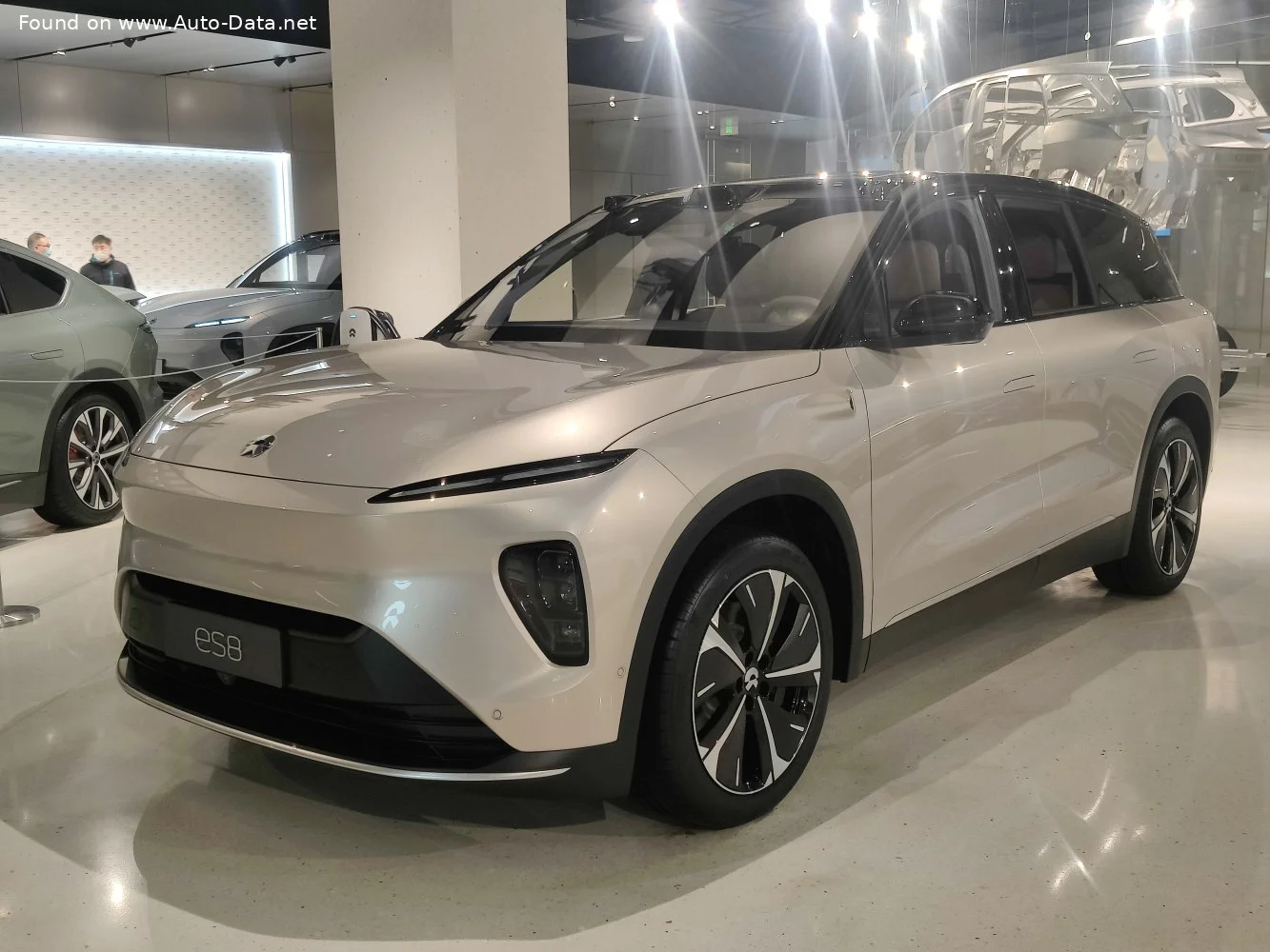 NIO ES8 Long Range 100 kWh (653 Hp) i4WD Electric2023 - thumbnail 4
