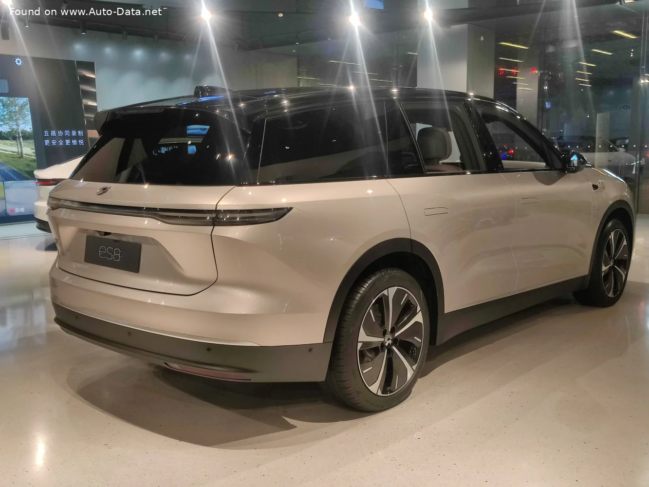 NIO ES8 Long Range 100 kWh (653 Hp) i4WD Electric2023 - thumbnail 5